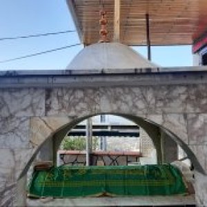 مسجد ومدفن الهلال الجد 