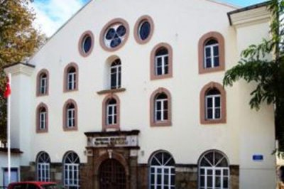 مركز أوغور مومجو الثقافي في مودانيا