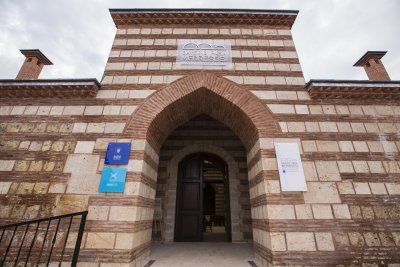 مركز مدرسة بيازيد باشا للثقافة والفنون